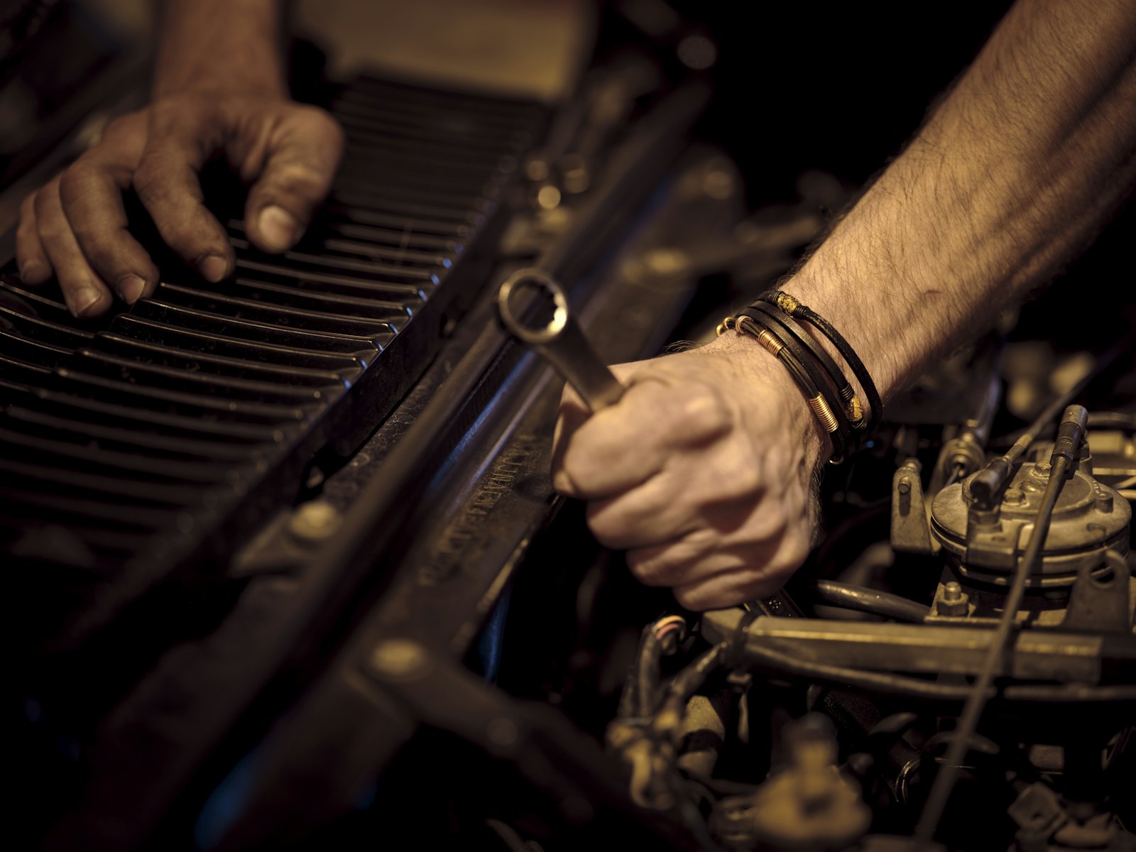 Batı Car Servis ustası çalışırken